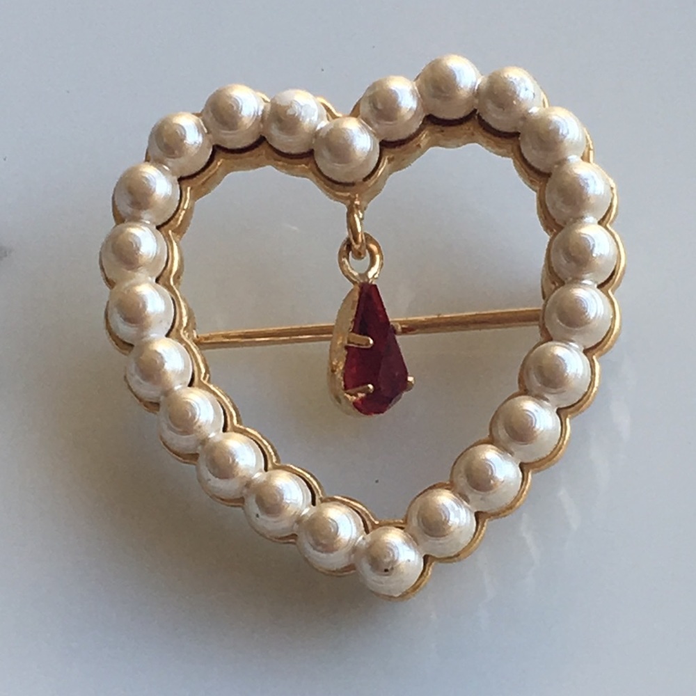 Beautiful vintage Avon pearl ruby stone brooch